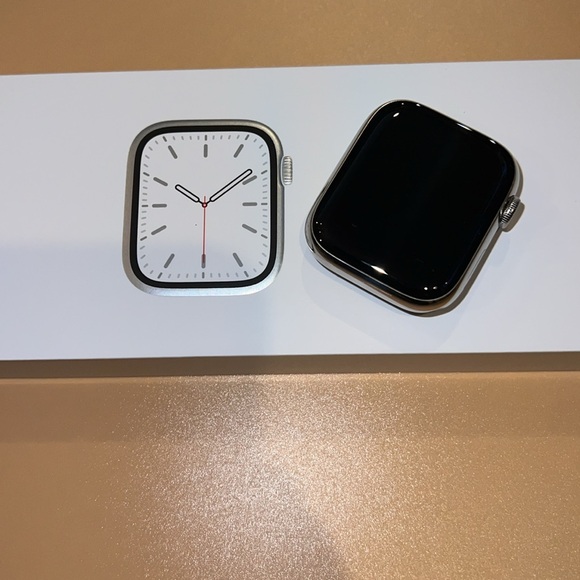 ⌚️NWT APPLE WATCH SERIES 7 45mm SILVER STAINLESS STEEL CASE W/ BLACK BAND - Picture 3 of 16